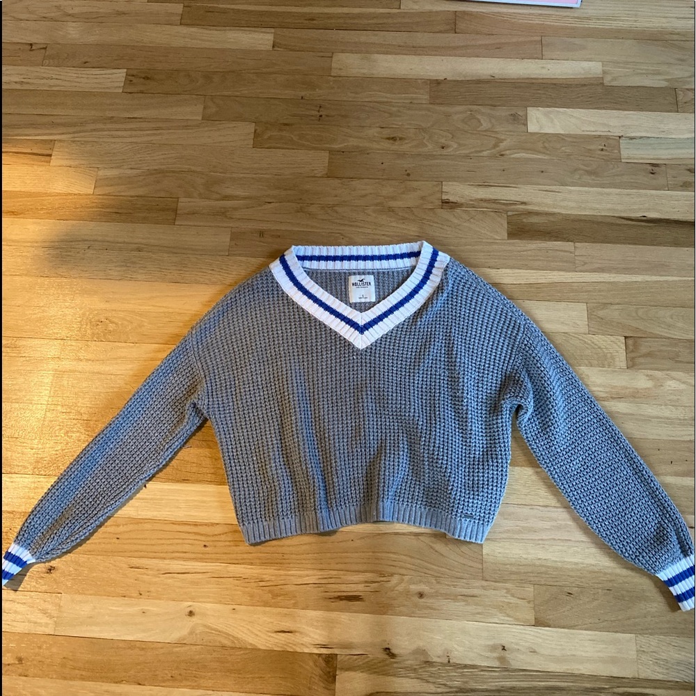Hollister knit cropped sweater. Lightly worn.